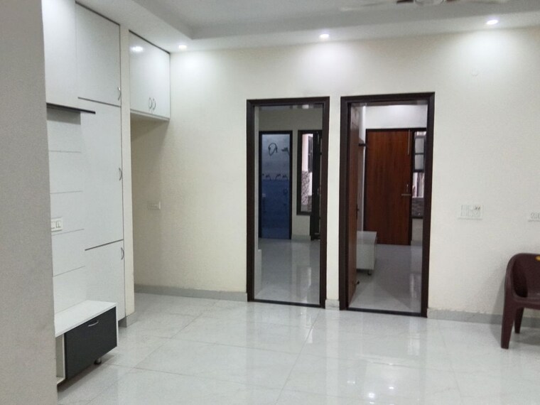 Room, preet colony 3 Bedroom 125 Sq.Yd. Builder Floor In Preet Colony Zirakpur 10354415