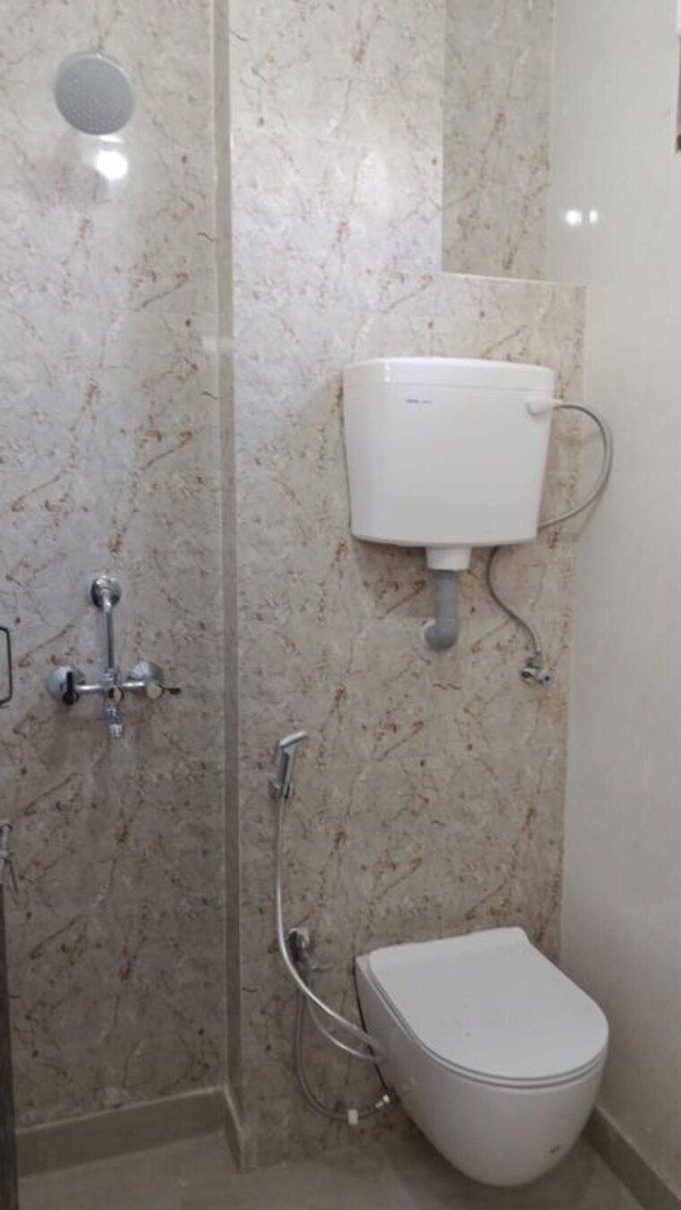Bathroom, sector 40 3 Bedroom 200 Sq.Yd. Builder Floor In Sector 40 Noida 10354461