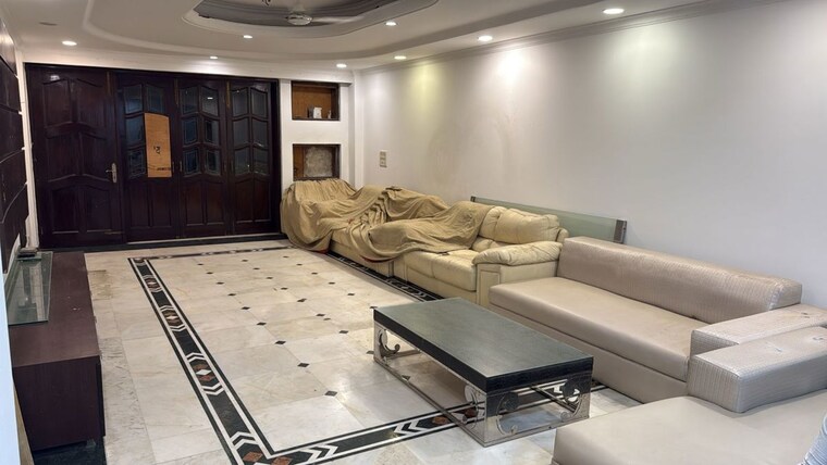 Living Room, sector 33 3 Bedroom 300 Sq.Yd. Builder Floor In Sector 33 Noida 10354483