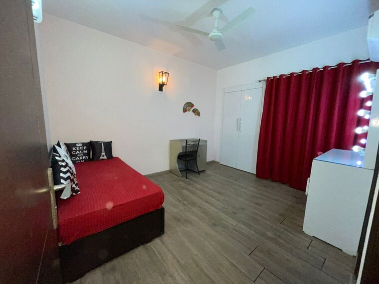 Bedroom, sector 23 2.5 Bedroom 300 Sq.Mt. Builder Floor In Sector 23 Noida 10354560
