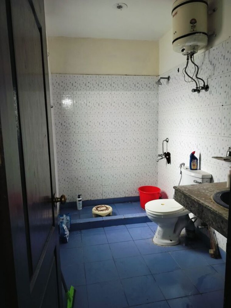 Bathroom, sohna sector 11 3 Bedroom 263 Sq.Yd. Builder Floor In Sohna Sector 11 Gurgaon 10354568
