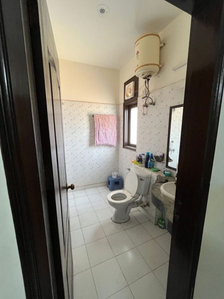 Bathroom, sohna sector 11 3 Bedroom 263 Sq.Yd. Builder Floor In Sohna Sector 11 Gurgaon 10354568