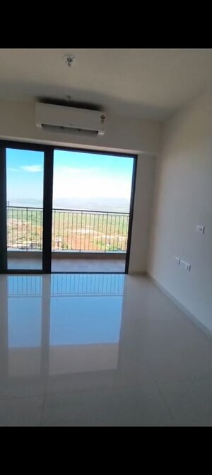 Room in 1 BHK Apartment at Kalpataru Immensa D, Kolshet Road – for Rent