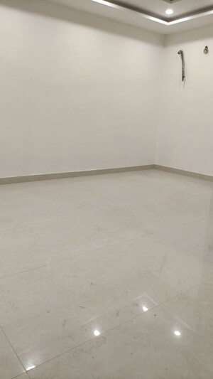 Room in 3 BHK Builder Floor at BPTP District 3, Sector 85 – for Sale