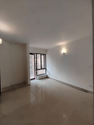 Room in 4 BHK Apartment at Logix Blossom County, Sector 137 – for Rent
