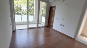 Room in 5 BHK Apartment at Sector 10a – for Rent