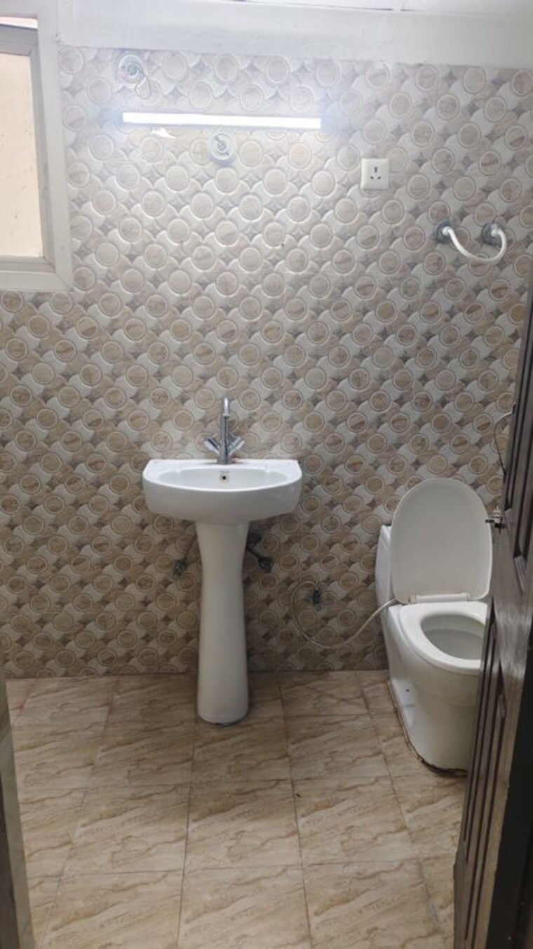 Bathroom, lr-bluemoon-homes 3 Bedroom 1470 Sq.Ft. Apartment In Raj Nagar Extension Ghaziabad 10354922