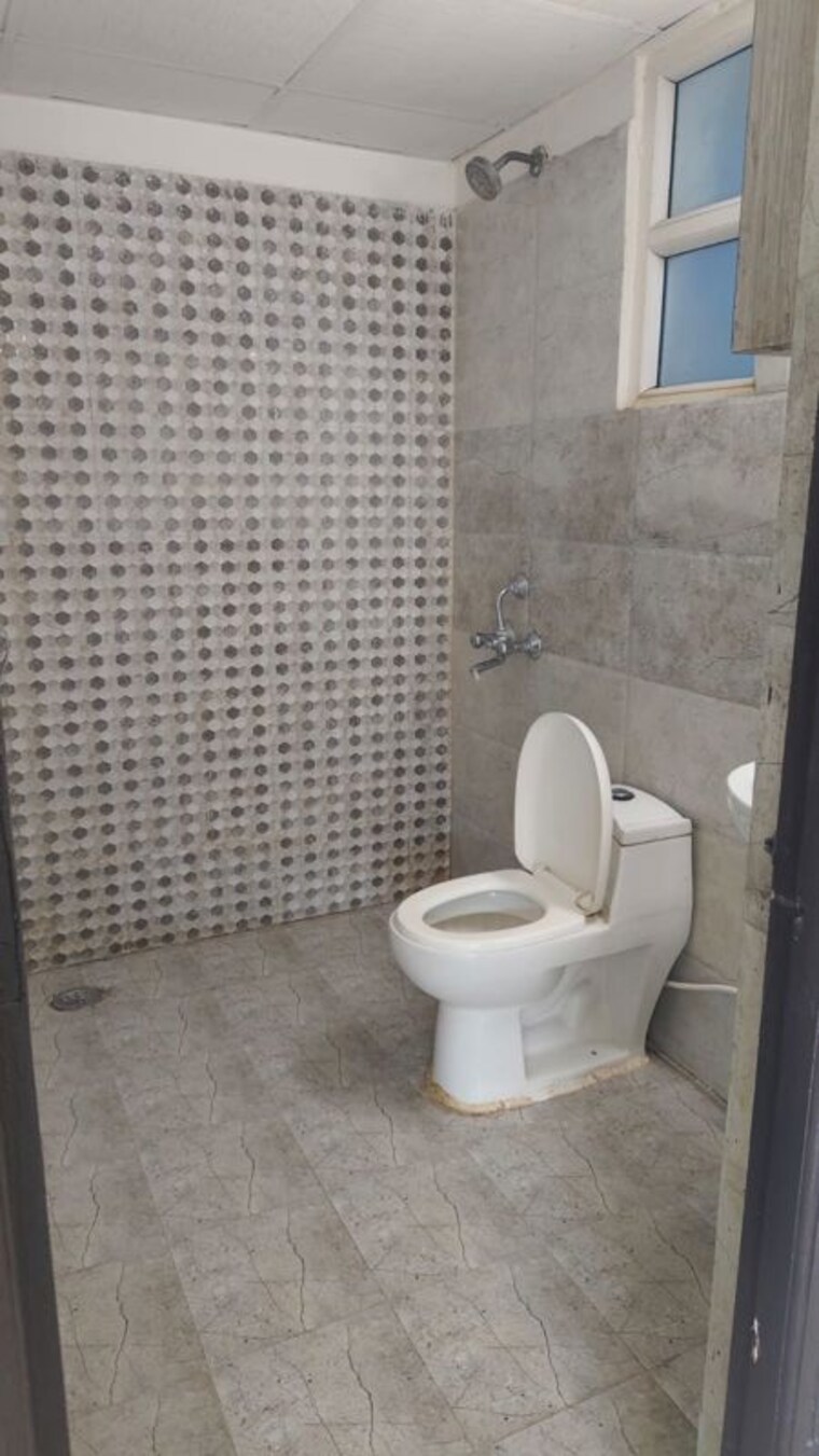 Bathroom, lr-bluemoon-homes 3 Bedroom 1470 Sq.Ft. Apartment In Raj Nagar Extension Ghaziabad 10354922