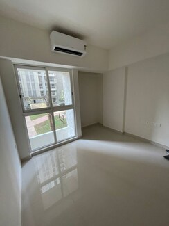 1 BHK + Extra Room Apartment For Sale in Lodha Amara