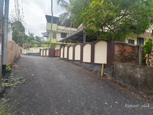  Plot For Sale in Muttada