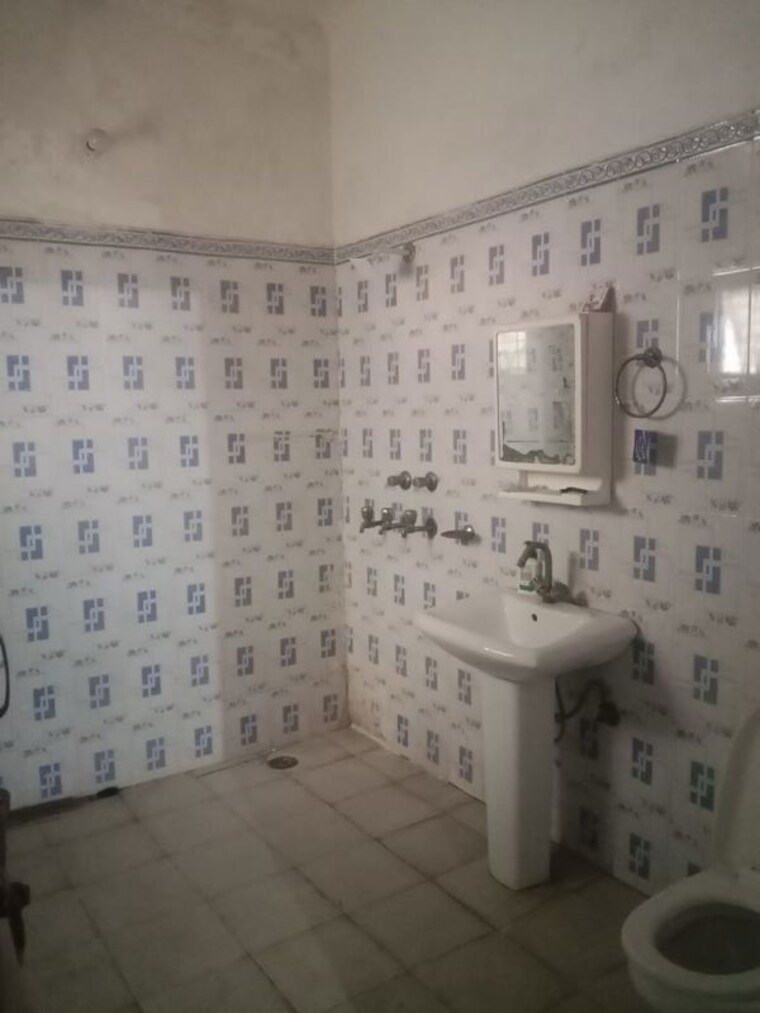 Bathroom, sector 12 2 Bedroom 55 Sq.Mt. Builder Floor In Sector 12 Noida 10355111