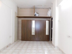 Room in 1 BHK Apartment at Colaba – for Rent
