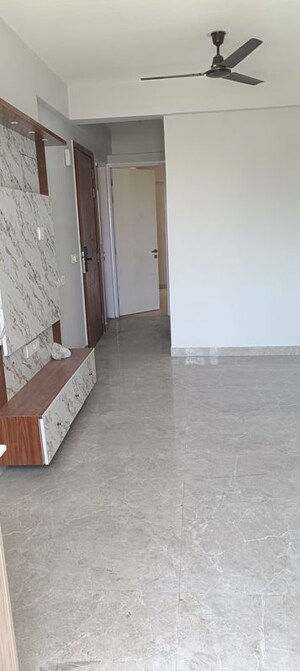 Room in 2.5 BHK Apartment at Signature Global City 81, Sector 81 – for Rent