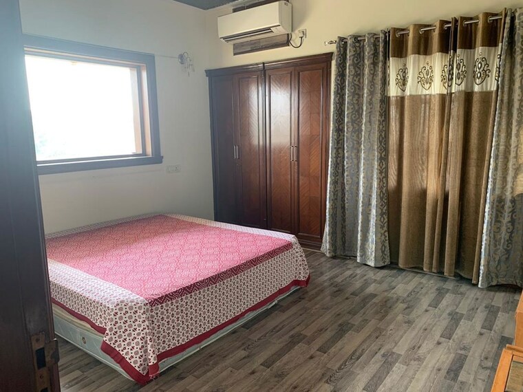 Bedroom, dlf city phase 3 3 Bedroom 263 Sq.Yd. Builder Floor In Dlf City Phase 3 Gurgaon 10355202