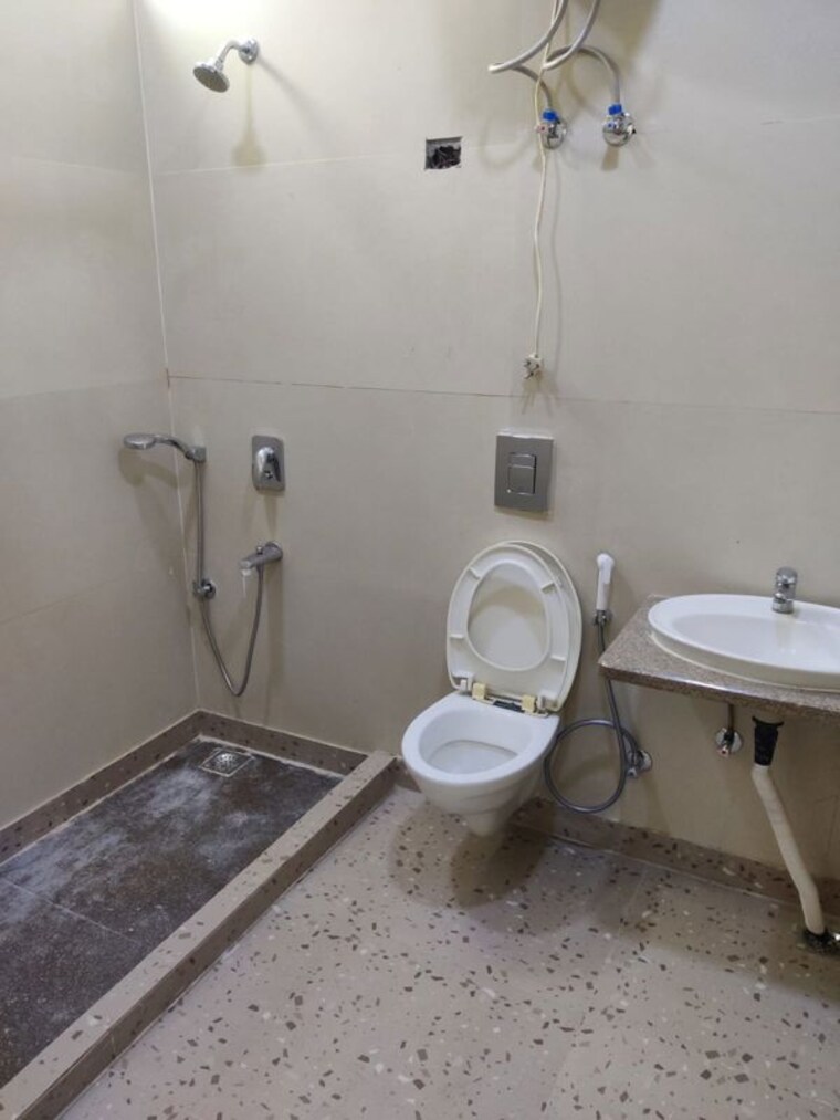 Bathroom, rajouri garden 3 Bedroom 160 Sq.Yd. Builder Floor In Rajouri Garden Delhi 10355360
