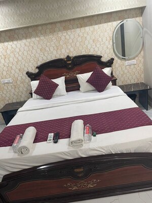 Bedroom in 6+ BHK Villa at Gomti Nagar – for Rent