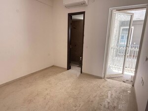 Room in 3.5 BHK Apartment at Smart World Orchard, Sector 61 – for Sale