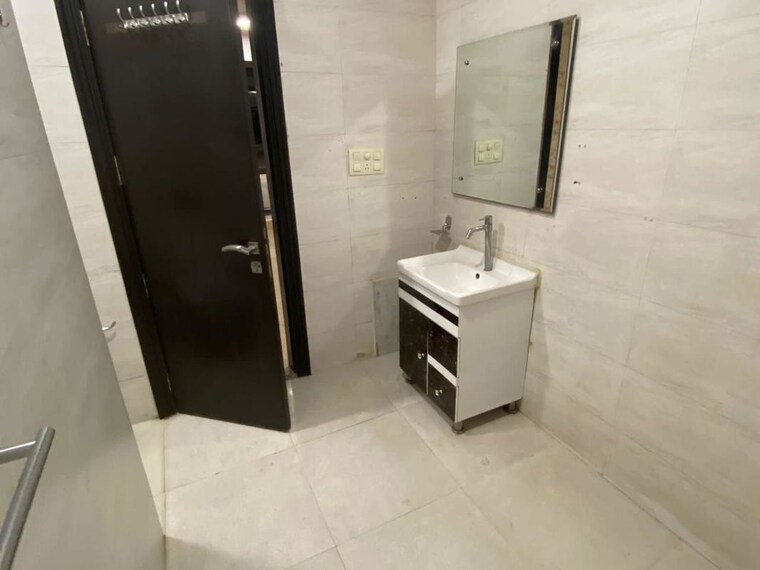 Bathroom, rajouri garden 3 Bedroom 200 Sq.Yd. Builder Floor In Rajouri Garden Delhi 10355452