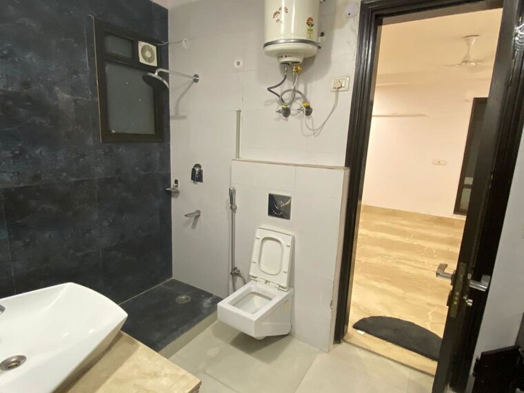 Bathroom, rajouri garden 3 Bedroom 200 Sq.Yd. Builder Floor In Rajouri Garden Delhi 10355452