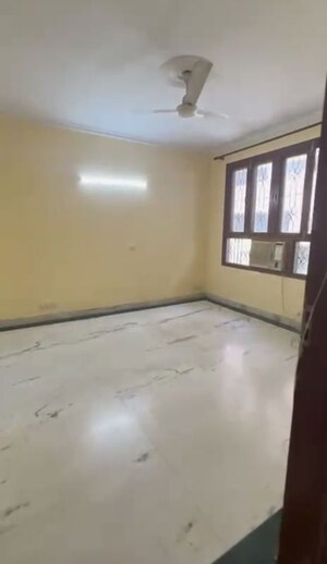 Room in 3 BHK Builder Floor at South City 1 – for Rent