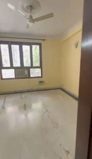Room in 3 BHK Builder Floor at South City 1 – for Rent