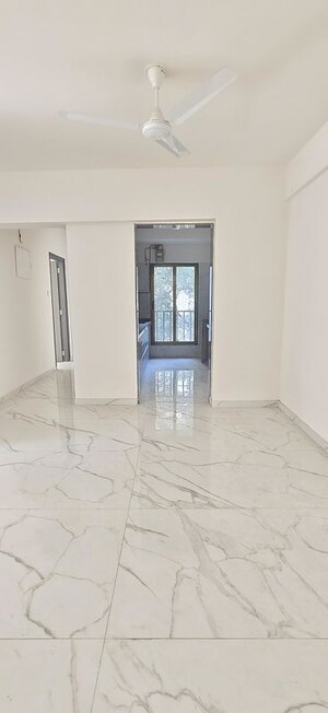 Room in 4 BHK Apartment at Shubham Trident, Chembur – for Rent