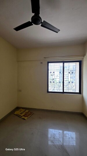 Room in 1 BHK Apartment at Green Square, Kasarvadavali – for Rent