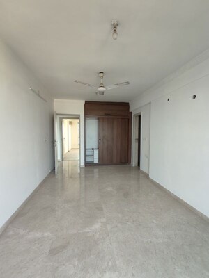 Room in 5 BHK Apartment at Hiranandani Estate Rodas Enclave, Ghodbunder Road – for Rent