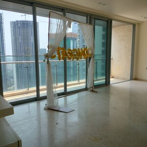 Room in 3 BHK Apartment at Oberoi Realty Esquire, Goregaon East – for Sale