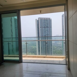 Room in 3 BHK Apartment at Oberoi Realty Esquire, Goregaon East – for Sale