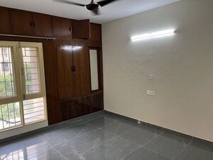 Room in 3 BHK Apartment at Jalvayu Towers, Sector 56 – for Rent