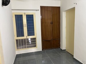 Room in 3 BHK Apartment at Jalvayu Towers, Sector 56 – for Rent