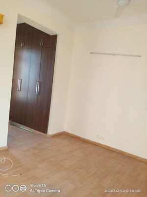 Room in 3 BHK Apartment at Omaxe The Nile, Sector 49 – for Rent