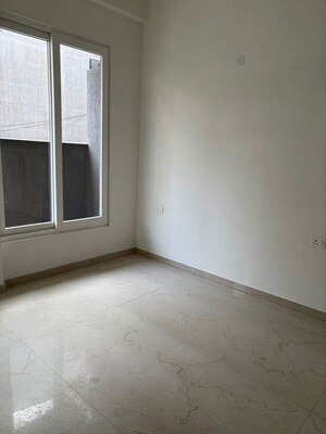 Room in 3 BHK Apartment at Smart World Orchard, Sector 61 – for Rent