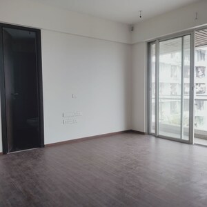Room in 2 BHK Apartment at HDIL Metropolis Residences, Andheri West – for Rent