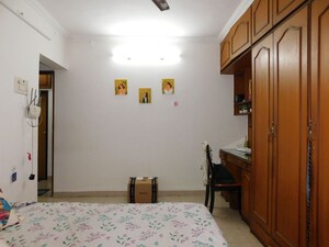 Bedroom in 5 BHK Apartment at Chembur – for Rent