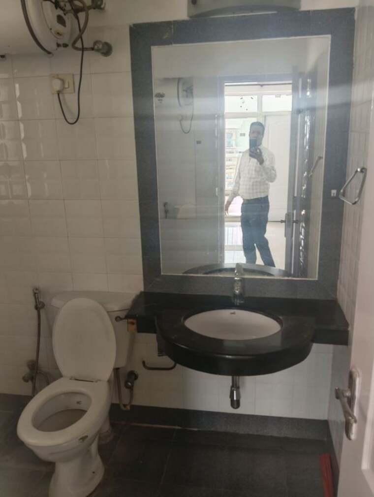 Bathroom, unitech-fresco 3.5 Bedroom 1877 Sq.Ft. Apartment In Sector 50 Gurgaon 10345150
