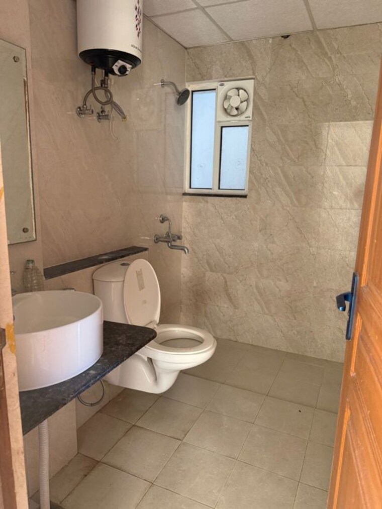 Bathroom, sushma-grande-nxt 3 Bedroom 1475 Sq.Ft. Apartment In Lohgarh Zirakpur 10355796