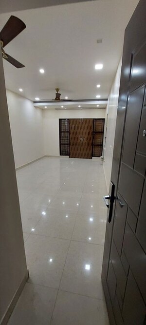Furnished Amenities in 3 BHK Apartment at Sector 6 Dwarka – for Rent