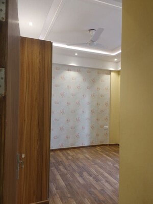 Room in 3 BHK Apartment at Suncity Vatsal Valley, Gwal Pahari – for Rent