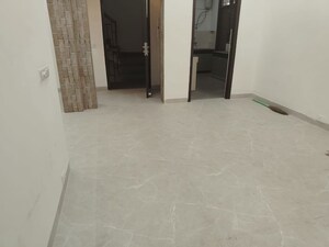 Room in 3.5 BHK Apartment at DLF Park Place, Sector 54 – for Rent
