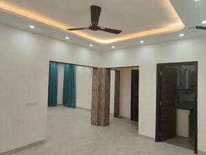 Building Lobby in 3.5 BHK Apartment at DLF Park Place, Sector 54 – for Rent