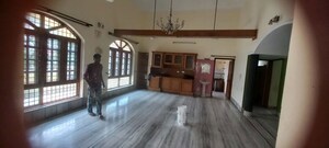 Parking in 3 BHK Builder Floor at Laxman Chowk – for Rent
