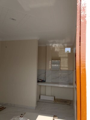 Furnished Amenities in 3 BHK Builder Floor at Laxman Chowk – for Rent