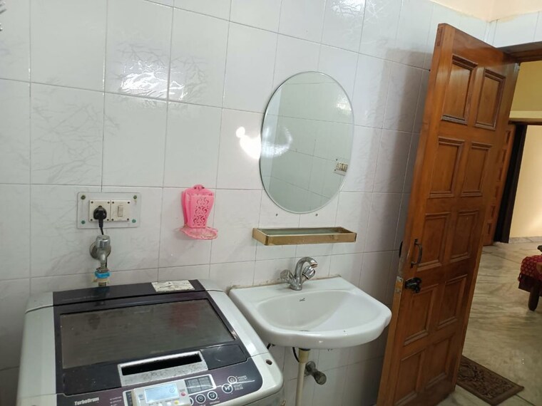 Bathroom, laxman chowk 1 Bedroom 1300 Sq.Ft. Builder Floor In Laxman Chowk Dehradun 10348256