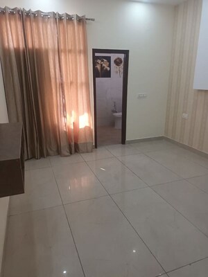 Room in 3 BHK Apartment at Preet Colony – for Rent