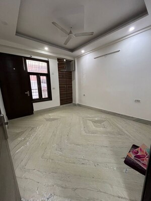 Room in 3 BHK Apartment at Chattarpur – for Rent