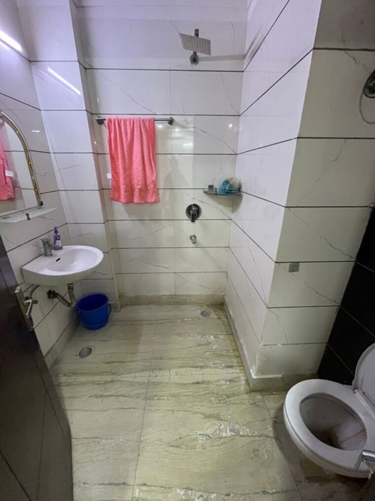Bathroom, chattarpur 3 Bedroom 130 Sq.Yd. Apartment In Chattarpur Delhi 10356119
