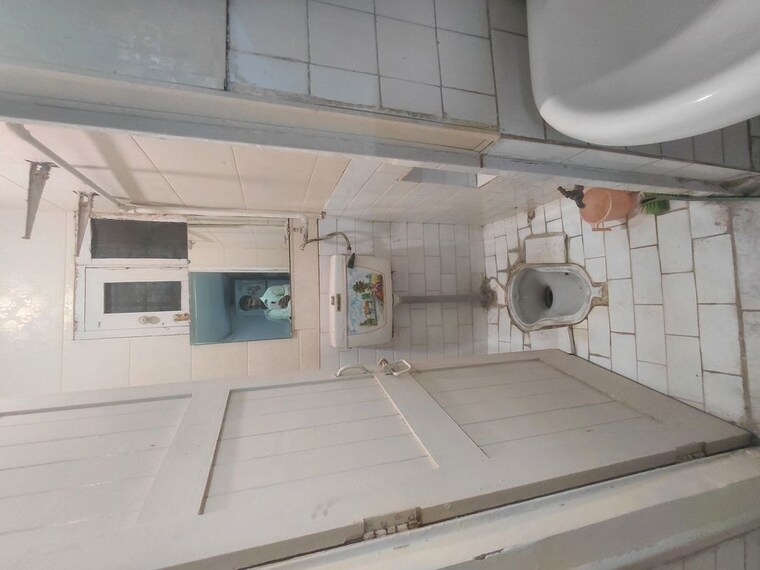 Bathroom, janakpuri 3 Bedroom 1000 Sq.Ft. Apartment In Janakpuri Delhi 10356121