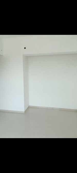 Room in 2 BHK Apartment at Kalpataru Immensa, Kolshet Road – for Sale